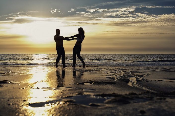 Verliebtes Paar tanzt am Strand