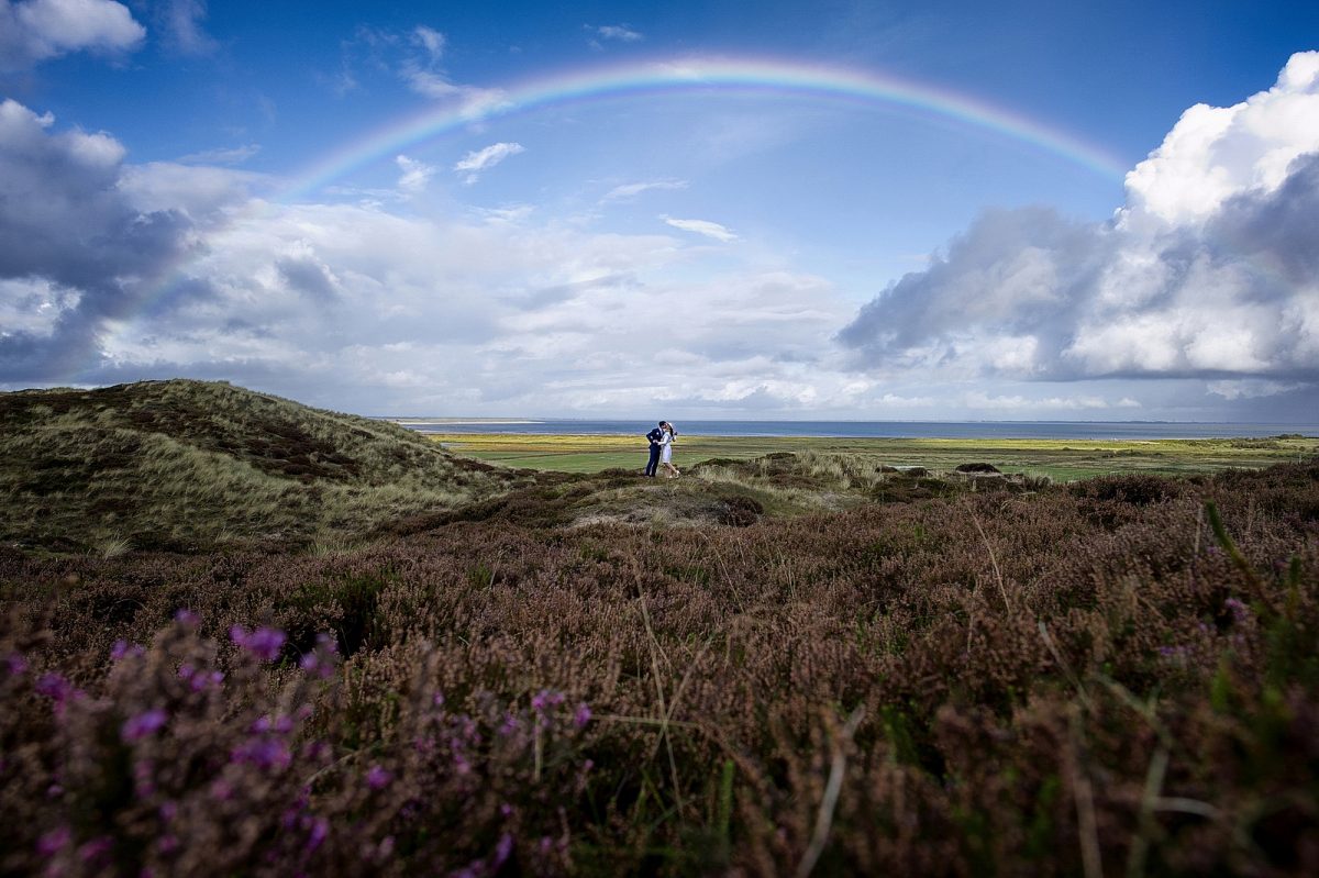 Ein Regenbogen über einem Hochzeitspaar auf Sylt