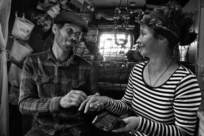 Ein Hippie-Bus-Brautpaar tauchst sich ein Ring in Bus in Dänemark
