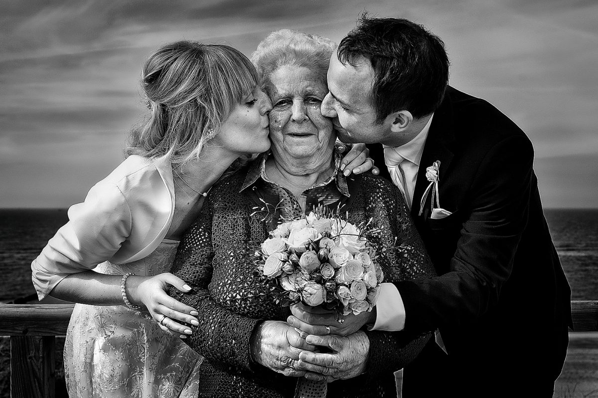 Hochzeitspaar küsst ihre Oma auf Steg in Kampen auf Sylt