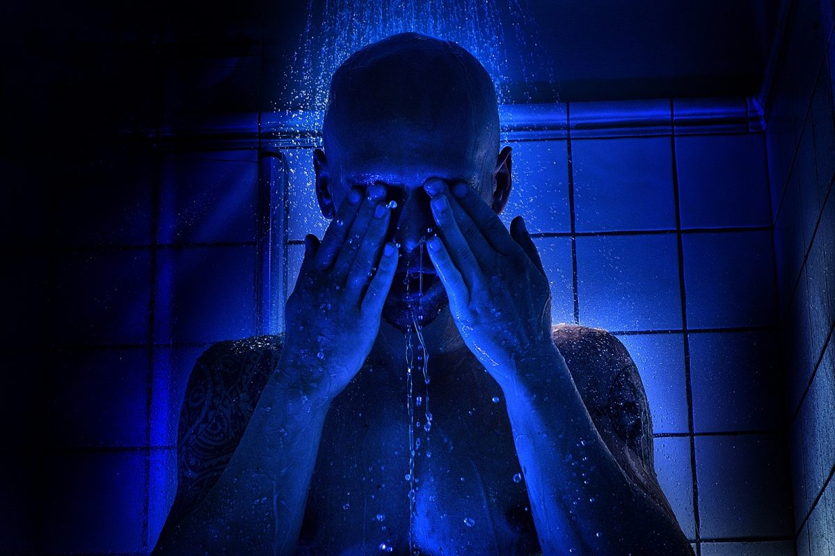 Bräutigam unter der Dusche fotografiert mit blauem Licht